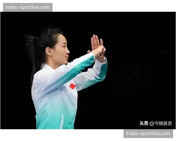 特写：错失奖牌，34岁老将向看台挥舞双臂，观众报以长达一分钟掌声