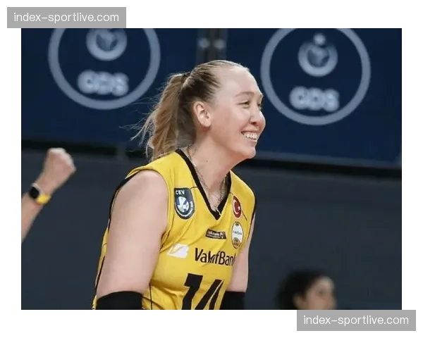 美国女排主教练基拉里公布新一期22人集训名单，三名大学生球员首次入选